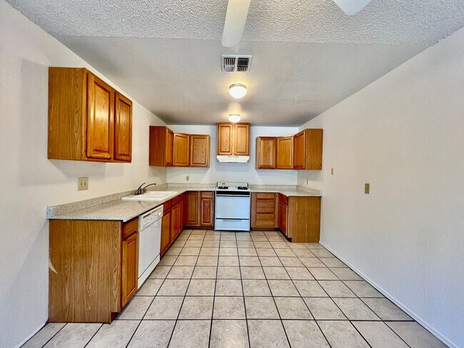 Foto del edificio - AVAILBLE NOW!! 2 Bed / 1 Bath Apartment in...