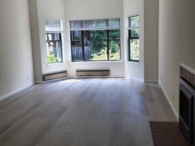 Living room with bay windows and gas fireplace - 162 Diamond St