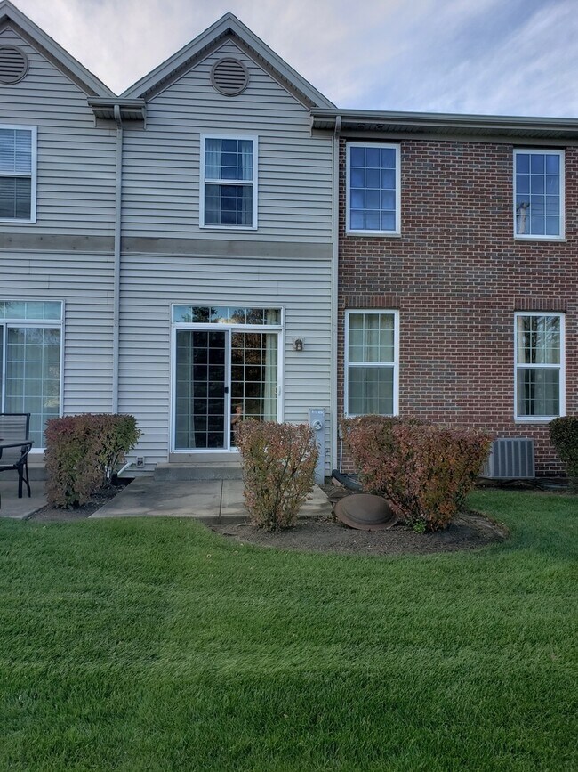 Foto del edificio - 825 Oak Hollow Rd