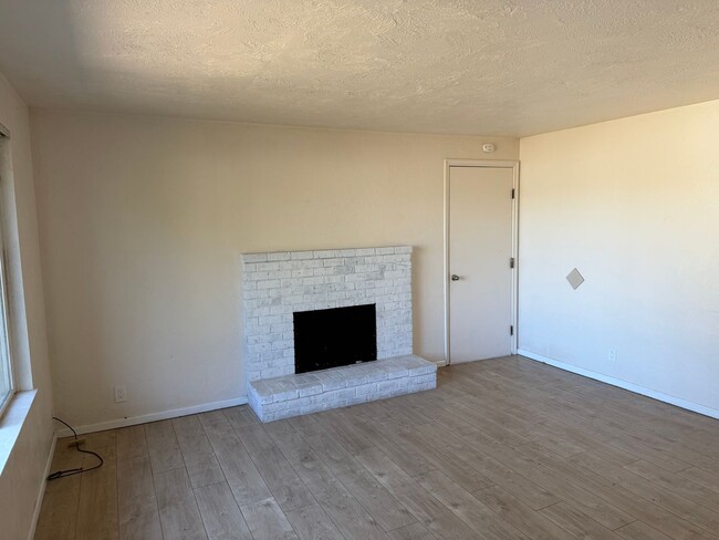 Building Photo - 733 W Quinalt St