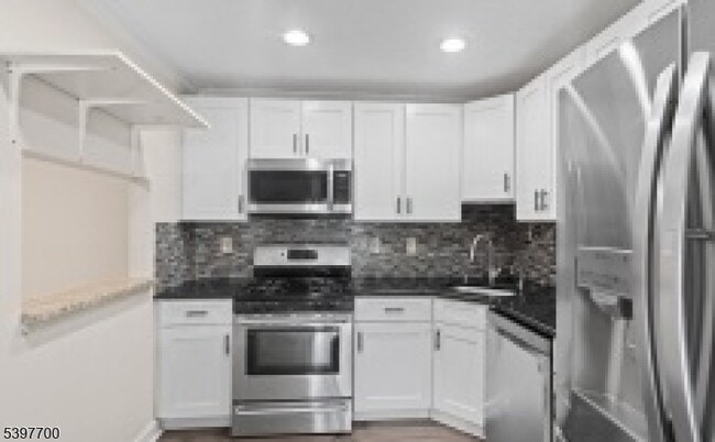 Building Photo - 24 Amberly Ct