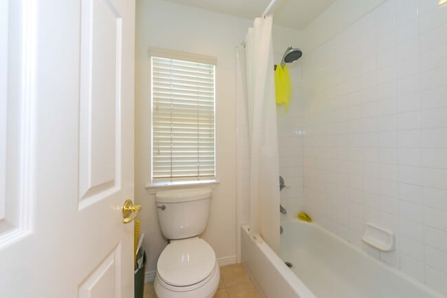 Building Photo - 2889 Plaza del Amo