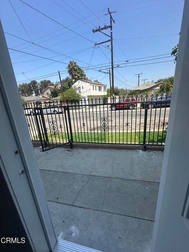 Building Photo - 1441 N Carmelita Ave