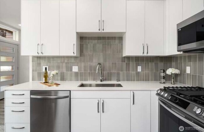 Building Photo - Newly Construction Townhome in the heart o...