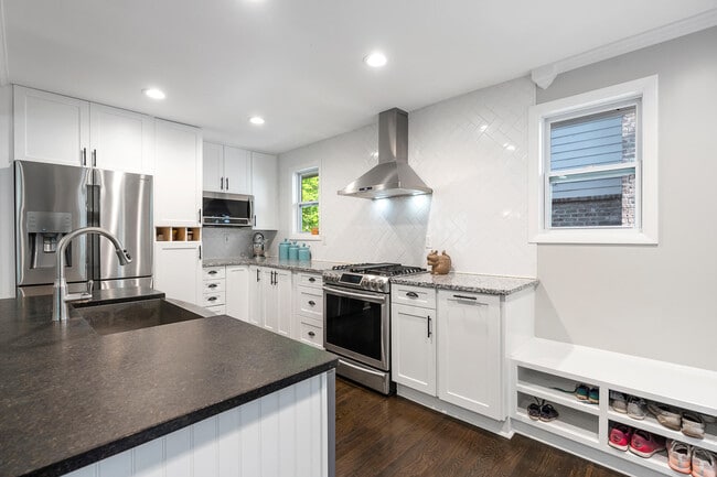 Foto del edificio - 486 Lakeshore Dr NE