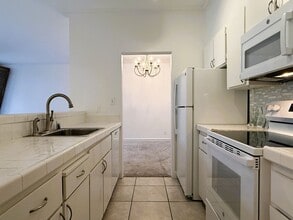 Building Photo - 930 Pine St