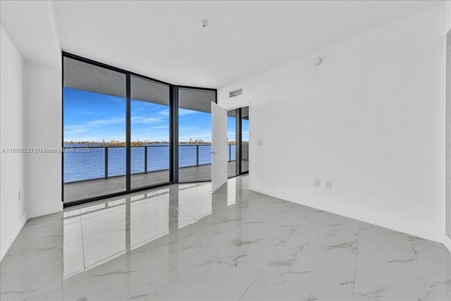 Foto del edificio - 700 NE 24th St