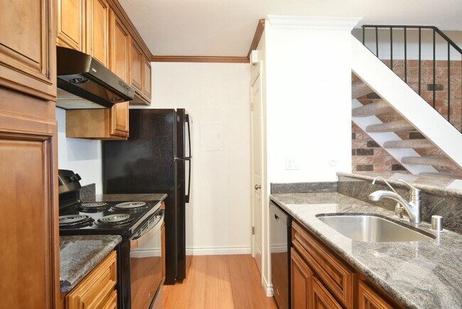 Building Photo - Beautiful 2 Bedroom 1 Bath Condo just step...