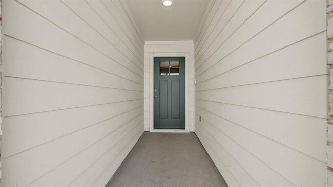 Building Photo - 332 St Thomas St