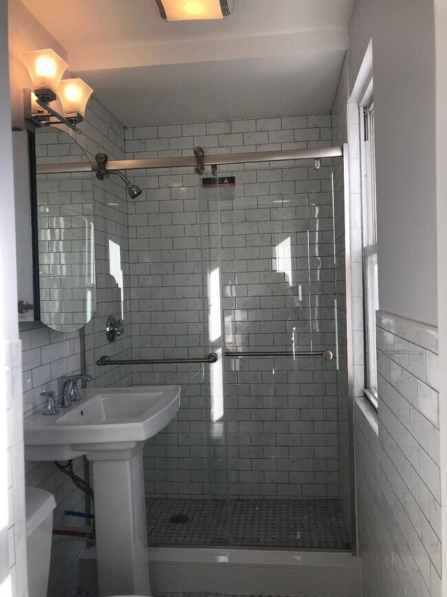 Building Photo - 4 Bedroom
