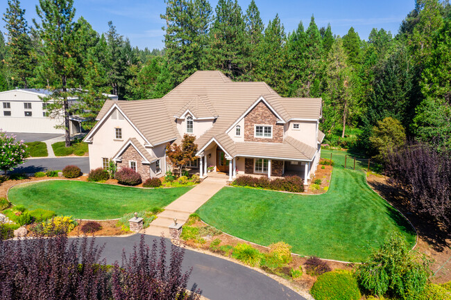 Building Photo - 13580 Loma Rica Dr