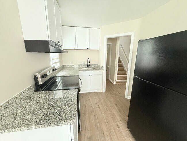 Foto del edificio - Renovated 3-Bedroom Home – We Welcome Sect...