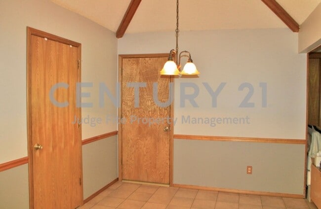 Building Photo - Well Maintained 3/2/2 Nestled on Large Lot...