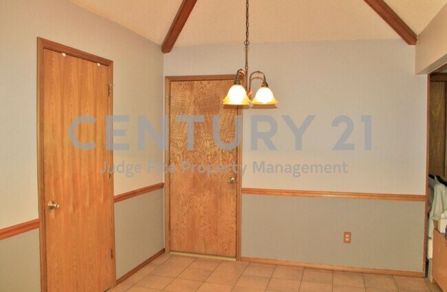 Foto del edificio - Well Maintained 3/2/2 Nestled on Large Lot...