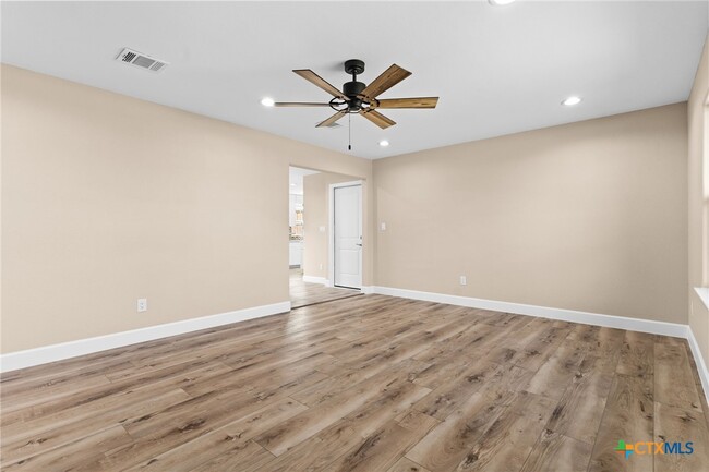 Building Photo - 209 W Victory Ave