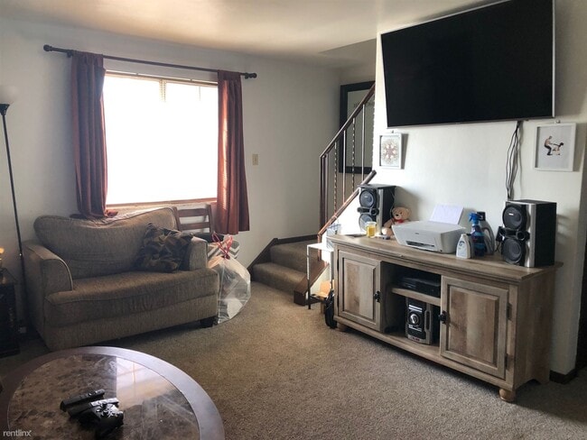 Building Photo - 2 br, 1.5 bath Townhome - 427 Manor Rd
