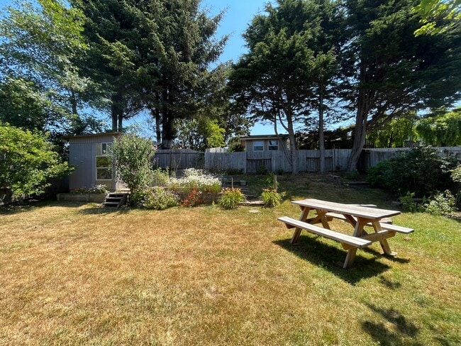 Building Photo - Great YARD! Charming 3 Bedroom / 2 Bath Home with a garage and McKinleyville