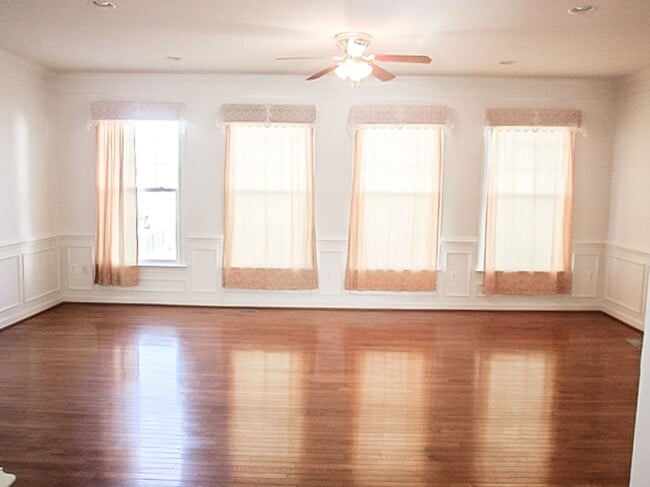 Foto del edificio - Beautiful 3 Bed 3.5 Bath Interior Townhome In Much Sought After Blooms Mill