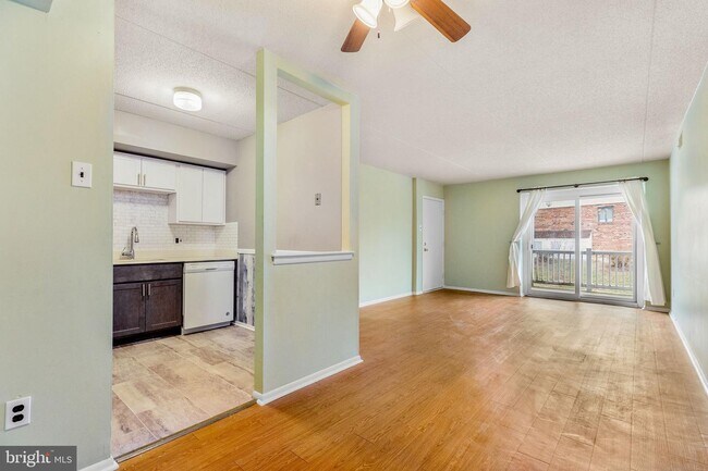Building Photo - 6215 Hilltop Dr