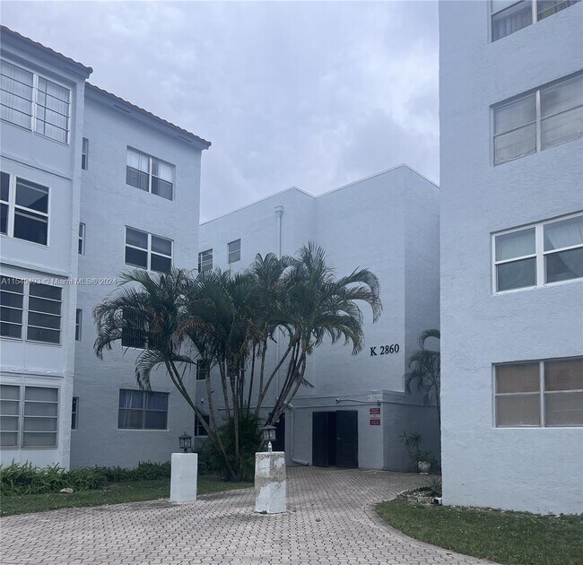 Foto del edificio - 2860 Somerset Dr