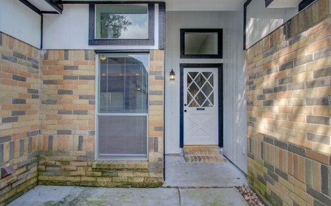 Building Photo - 13215 Bunker Hill Dr
