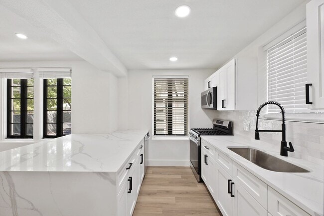 Foto del edificio - 9 bed 4 bath, available 2026!!