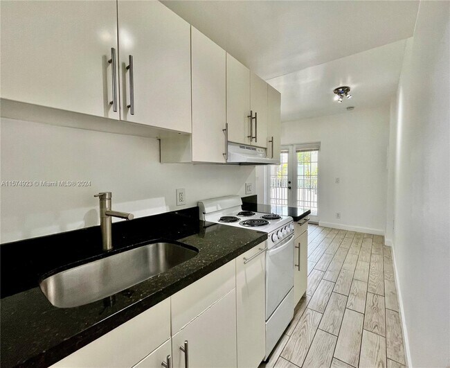Building Photo - 525 NE 65th St