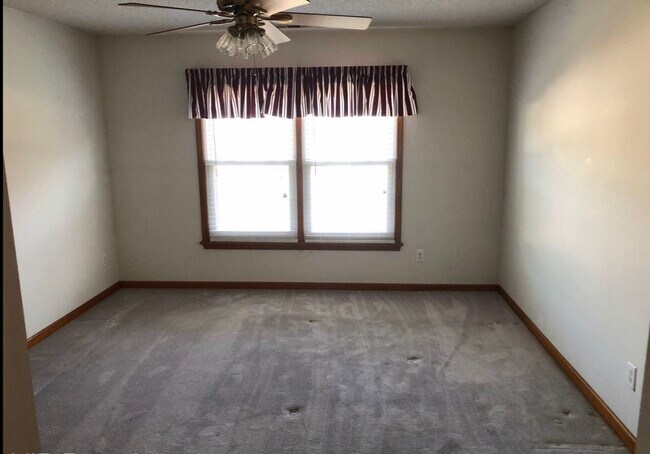 Building Photo - 28 Holloway Dr