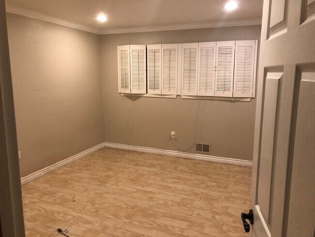 Building Photo - 628 Forest Ave
