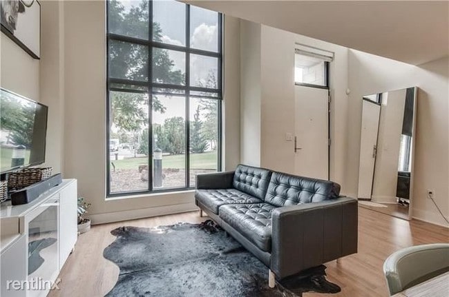 Building Photo - 1 br, 1 bath  - 301 NE 4th St Apt 1