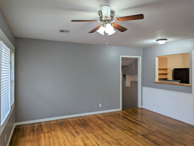 Foto del edificio - 2 Bed 1 Bath Plus Bonus Living/Office Cottage Style Home-The Village NW OKC