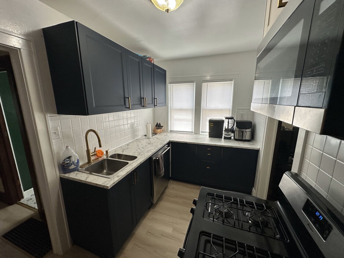 Foto principal - 3839 24th Ave S