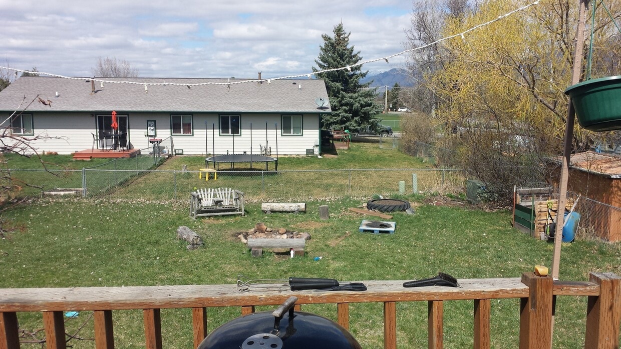 Primary Photo - 3 Bedroom, 1 Bathroom Unit in Duplex for Rent