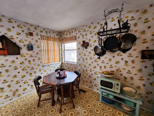 Building Photo - Welcome home to a 1978 time-piece with art...