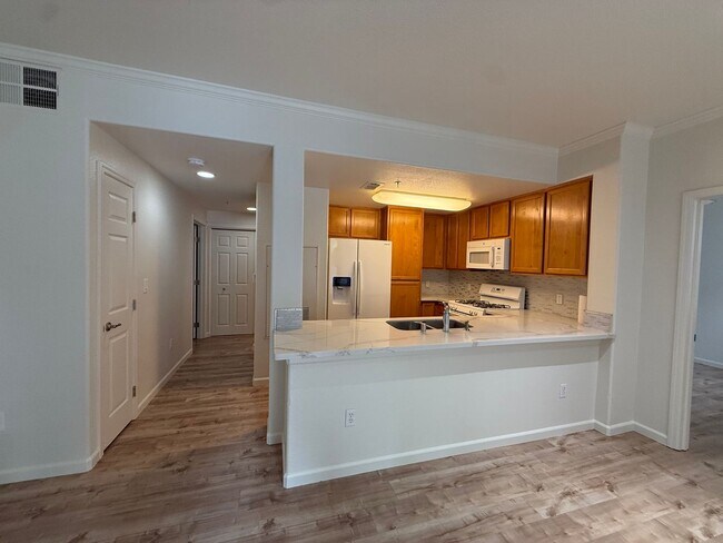 Foto del edificio - 2 bed | 2bath | 1039 SF | Private Garage | Assigned Parking | Owners pays for WS&G!