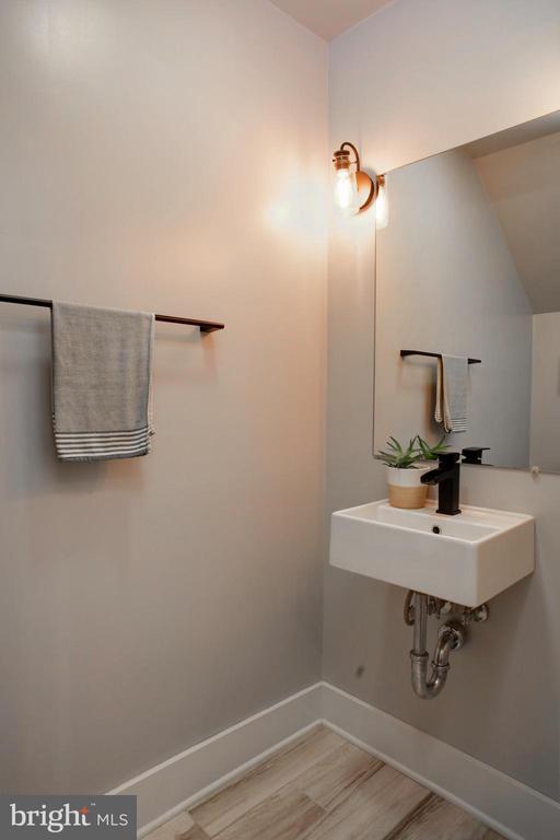 Foto del edificio - 3542 Warder St NW