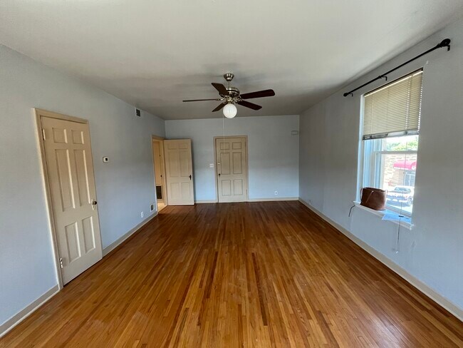 Living Room - 624 N Riverfront Dr