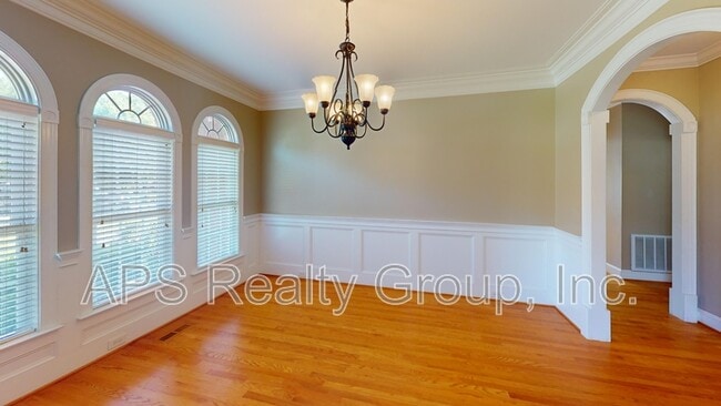 Building Photo - 2140 Rossmore Rd