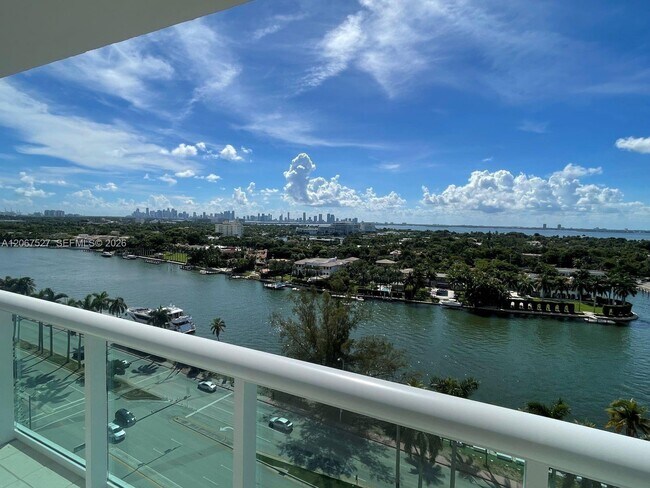 Foto del edificio - 5001 Collins Ave