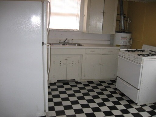 Building Photo - 157 College St