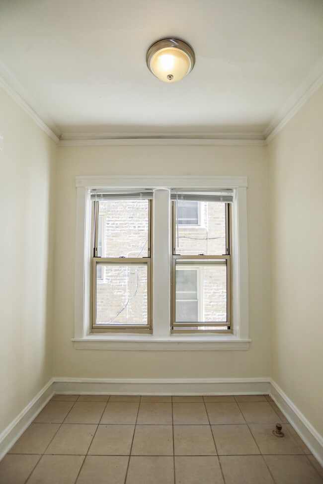 Building Photo - 1361 W Greenleaf Ave
