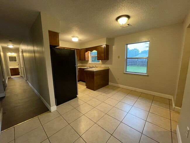 Building Photo - Home For Rent
