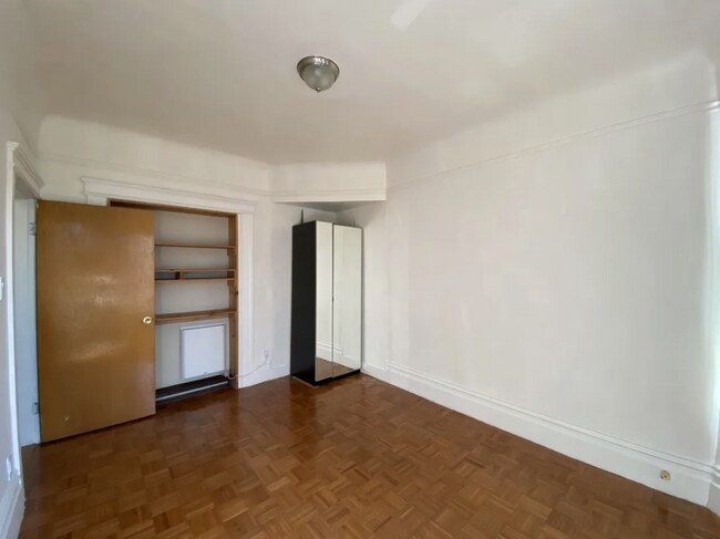 1st room - 969 Florida St
