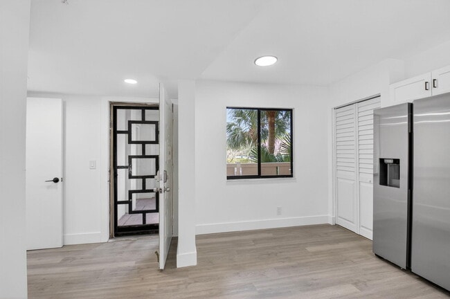 Foto del edificio - 14475 Strathmore Ln