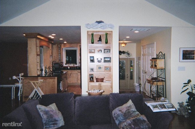 Building Photo - 3 br, 2 bath House - 26 BLACKPOOL RD