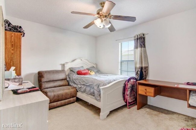 Building Photo - 3 br, 2.5 bath Townhome - 2600 Revolution st