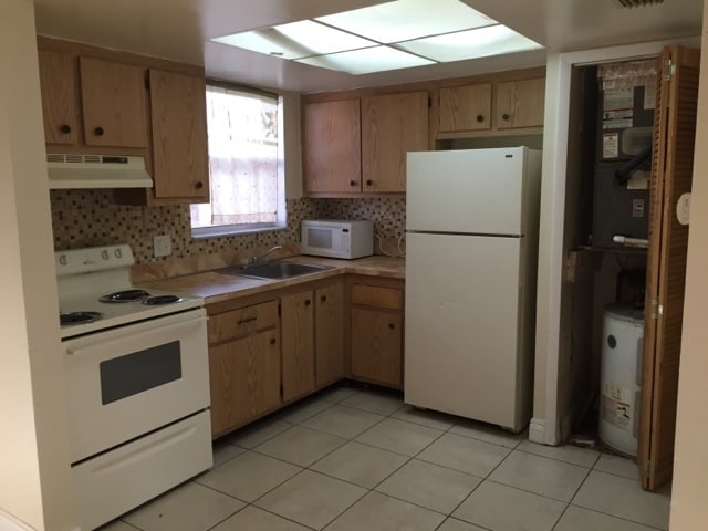 Building Photo - Nice 2-1 apartment with central air , pool...