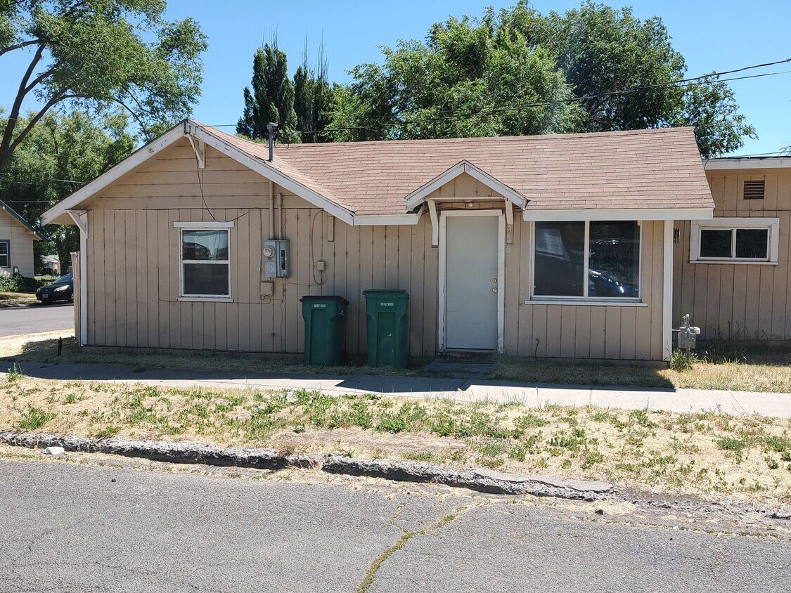 Foto principal - 2 Bedroom 1 Bath Newly Remodeled House