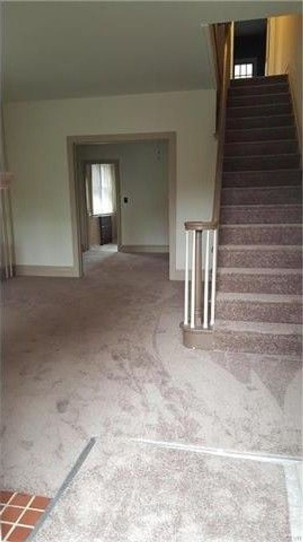 Building Photo - 3 BEDROOM TOWNHOUSE