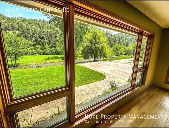 Foto del edificio - 6050 Magic Canyon Rd